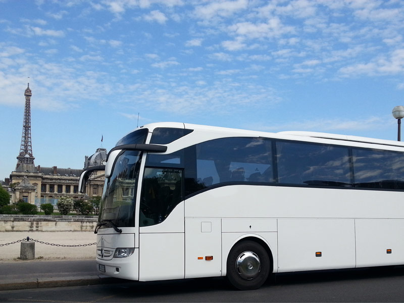 Weißer Bus in Paris